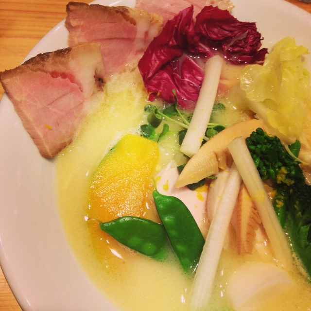鶏白湯SOBA季節の野菜と豚チャーシューのトッピング